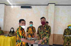 Rapat Koordinasi, Ketua AMPG Aprozi Alam Berikan Bantuan Seragam ke Pengurus Kabupaten/Kota