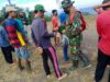 Bagi Masker Kepada Warga Dalam Melaksanakan Kegiatan TMMD Reg 111, Ini Yang Dikatakan Satgas