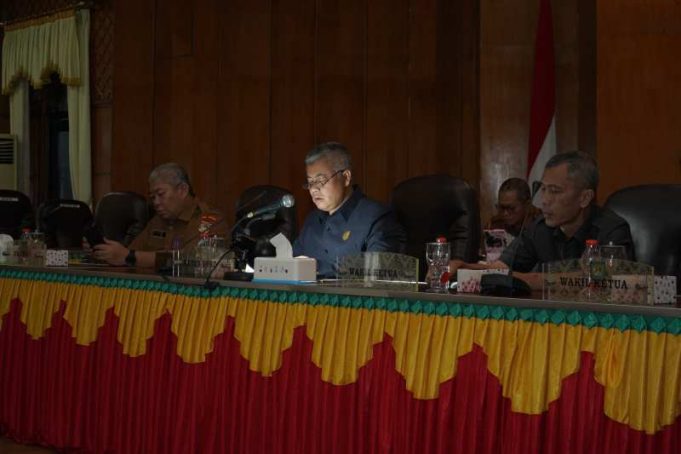 Rapat Paripurna DPRD Kab Asahan Dalam Usulan Penetapan Pemberhentian Bupati – Wabup