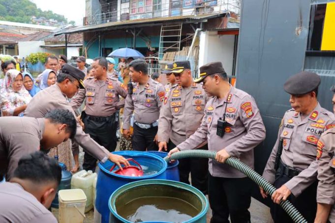 Pendistribusian Ribuan Liter Air Bersih Bagi Warga Terdampak Banjir di Bandar Lampung