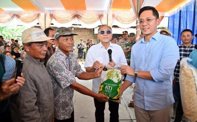 Korban Banjir Palas Terima Bantuan Dari Menko Zulkifli Hasan – Bupati Terpilih Egi