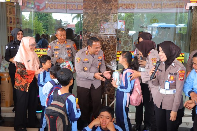 Penuh Keceriaan, Puluhan Siswa TK Berkebutuhan Khusus Kunjungi Polresta Bandar Lampung