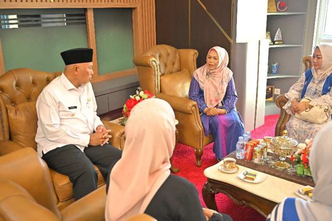 Gubernur Mahyeldi Gandeng Organisasi IWAPI Perluas Pasar Produk UMKM Lokal