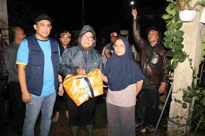 Pj. Gubernur Samsudin Tinjau Sejumlah Korban di Lokasi Bencana Akibat Hujan Lebat dan Angin Kencang