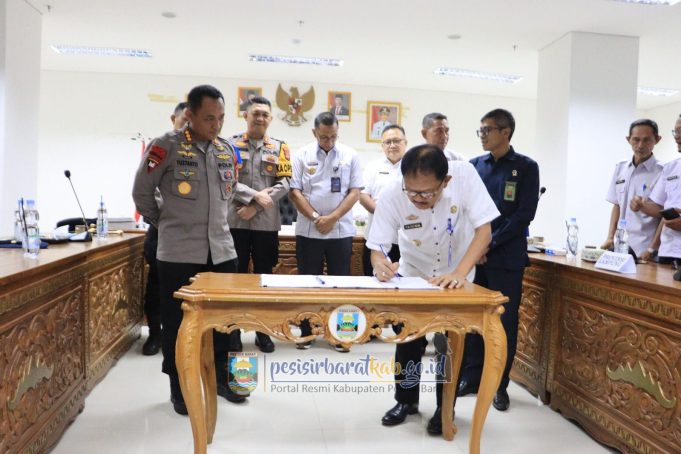 Pemkab Pesibar Gelar Serah Terima Hibah Daerah