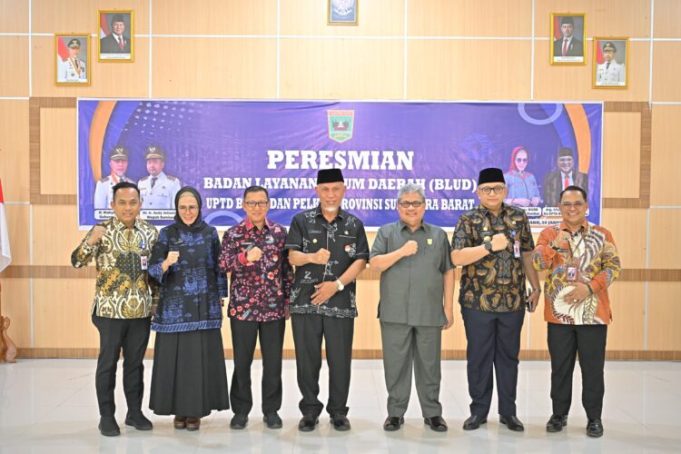 Gubernur Resmikan Penetapan Status BLUD pada UPTD BKOM dan Pelkes Sumbar