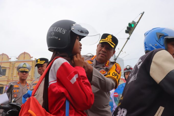 Gebyar Ops Keselamatan 2025, Polisi Bagikan Helm dan Bingkisan Kepada Pengendara Tertib di Bandar Lampung