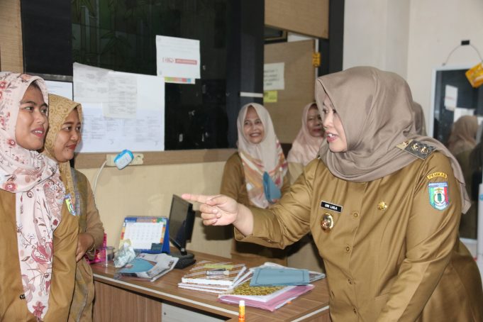 Hari Pertama Berkantor, Wabup Umi Laila Silaturahmi Dengan Pegawai Sekretariat