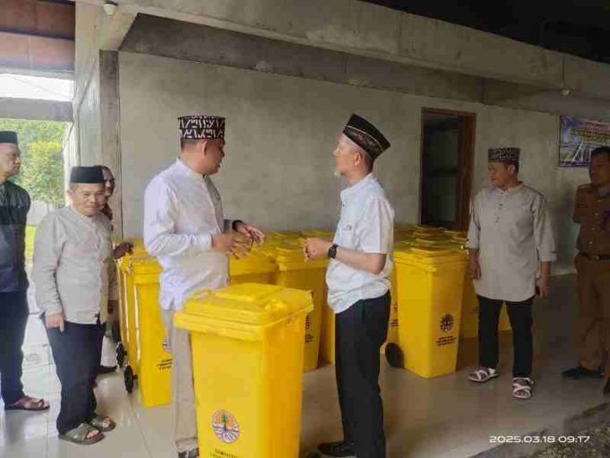 Wabup Nadirsyah Terima Bantuan 30 Unit Bak Sampah dari Menteri Lingkungan Hidup