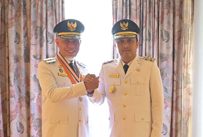 Gubernur Mahyeldi – Wagub Vasko Kenakan Sepatu Lokal UMKM dalam Pelantikan