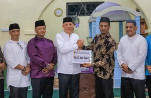 Safari Ramadhan di Mesjid Raya Languang Rao Utara, Bupati Sabar AS Serahkan Bantuan