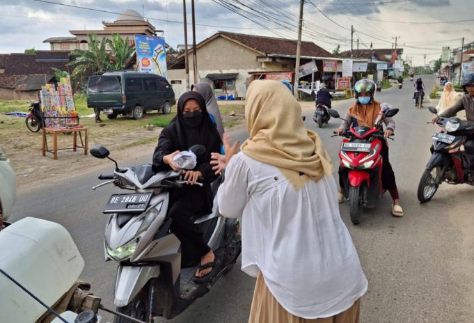 Semangat Berbagj, Siswa Siswi MTs Nurul Huda Bagi Bagi Takjil