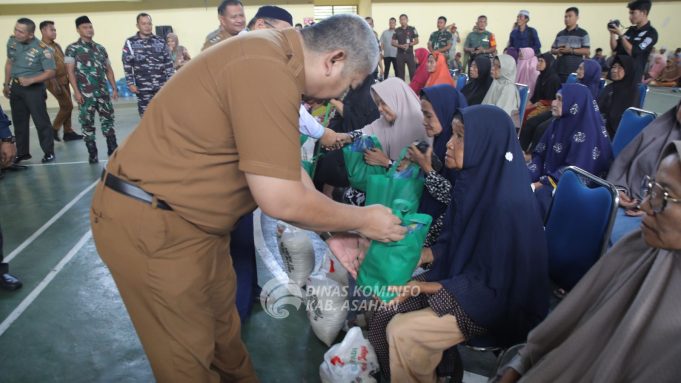 Pemkab Asahan Menyerahkan Bantuan Beras Kepada 1000 Kaum Dhuafa