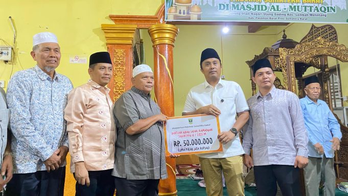 Wagub Sumbar Vasko Ruseimy Salurkan Bantuan Masjid dan Bedah Rumah di Pasaman Barat