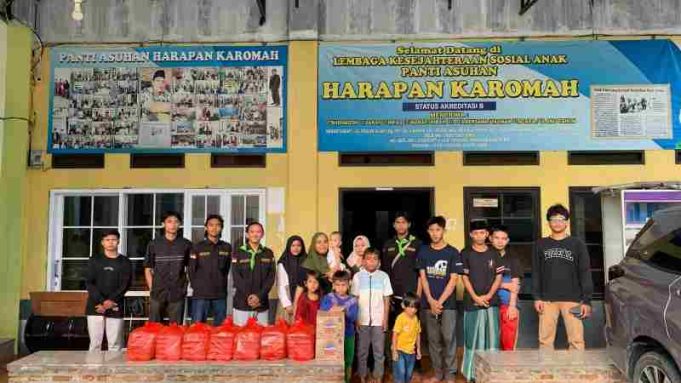 Yayasan Alfian Husin dan Sedulur Mirza Salurkan 100 Nasi Kotak untuk Panti Asuhan dan Warga