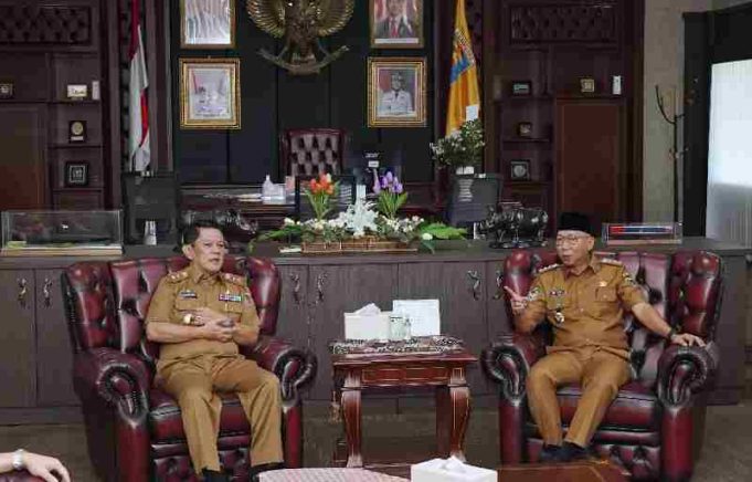 Hari Pertama Masuk Kantor, Gubernur Rahmat Mirzani Disambut Sejumlah Kepala Perangkat Daerah