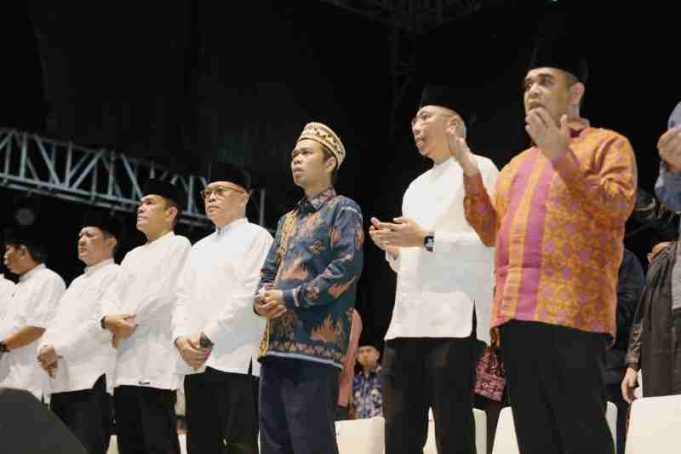 Gubernur Mirza dan Ibu Wulan Sari Bersama Ketua MPR RI dan Ribuan Masyarakat Hadiri Tabligh Akbar Ustadz Abdul Somad