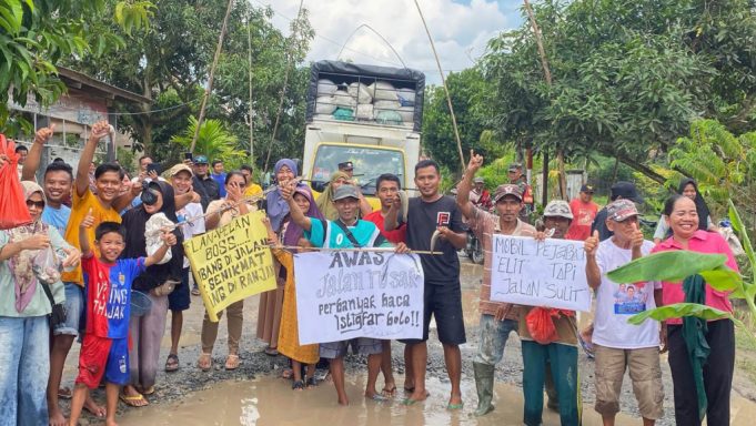 Di Kritik Soal Jalan Rusak, Bupati Egi Apresiasi Kritikan Kreatif Warga Palas