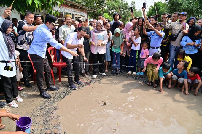 Ikut Mancing dan Bakar Lele di Lokasi Jalan Rusak, Bupati Egi Janji Perbaiki Tahun Ini