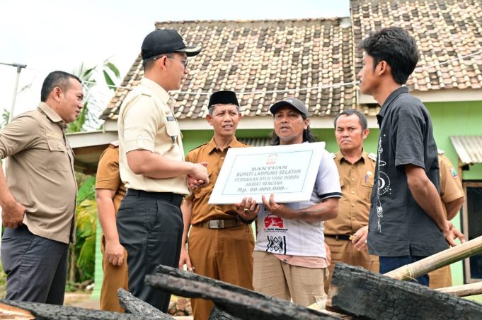 Bupati Egi Serahkan Bantuan Bedah Rumah Pasca Kebakaran di Sidomulyo