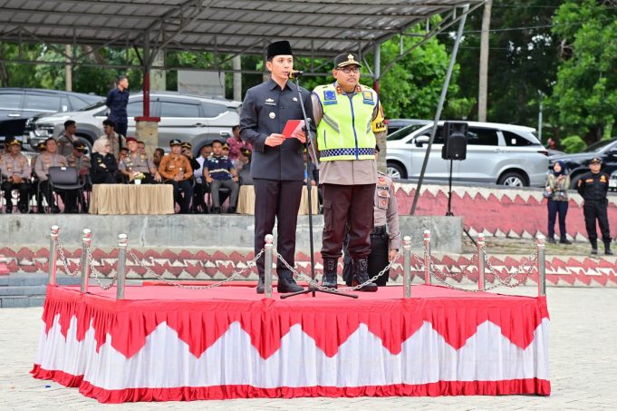 Sampaikan Amanat Kapolri, Bupati Egi Pimpin Apel Gelar Pasukan Operasi Ketupat Krakatau 2025