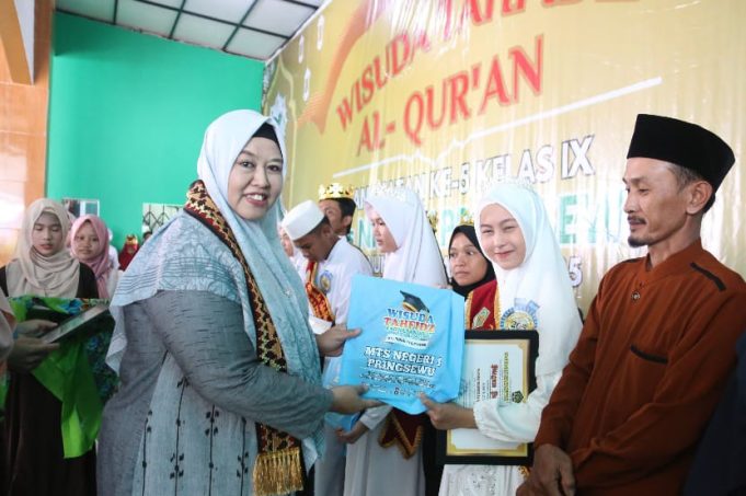 Ratusan Siswa MTs Negeri Pringsewu Ikuti Wisuda Tahfidz Al-Quran