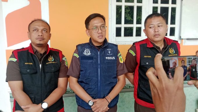Tim Penyidik Kejari Mesuji Geledah Kantor Bawaslu Mesuji