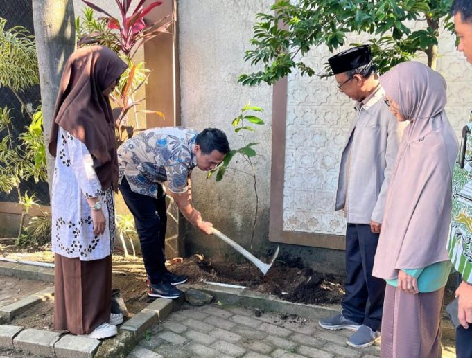 Kanwil Kemenag Lampung Tanam Pohon Matoa di MTs Nurul Huda