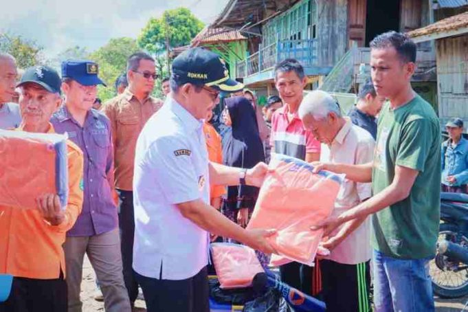 Wabup Muba Tinjau Lokasi Longsor di Desa Kasmaran dan Salurkan Bantuan