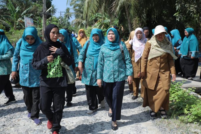 Ketua PKK Asahan Monitoring Lomba Hatinya PKK Tingkat Sumut di Desa Banjar