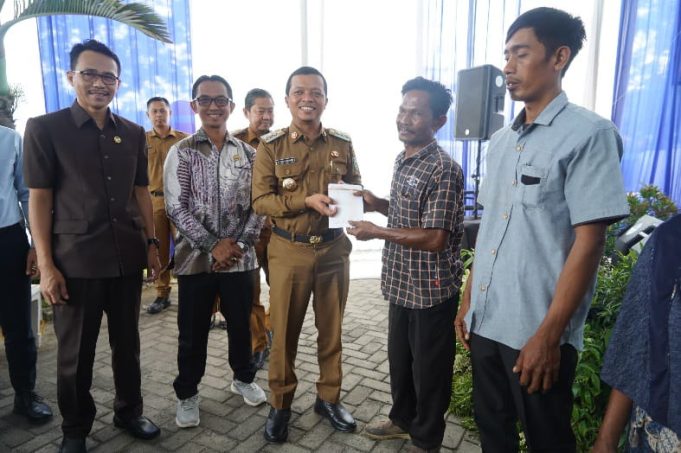 Bupati Riyanto Serahkan Bantuan Sosial Rumah Tinggal Layak Huni