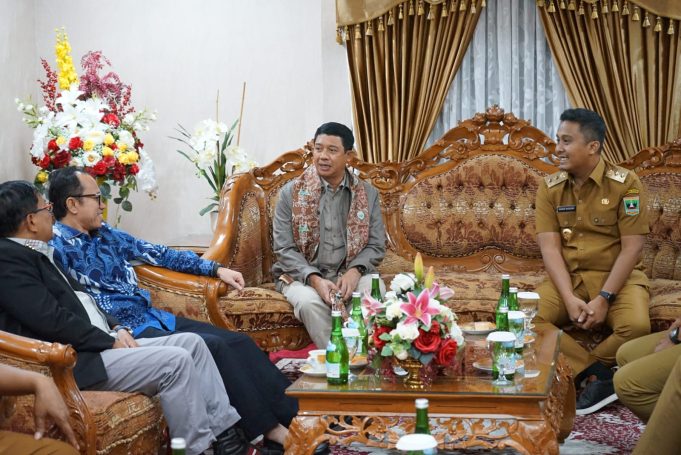 Wagub Vasko Sambut Kedatangan Kepala BNPB Letjen TNI Suharyanto ke Sumbar