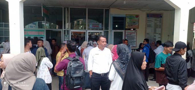 Direktur RSUD Tuanku Imam Bonjol Monitoring Registrasi Pendaftaran Pasien Rawat Jalan