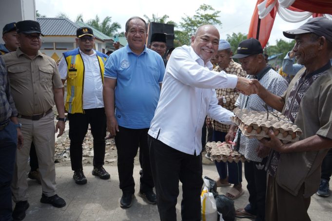 Bupati Asahan – Wabup Asahan Serahkan Bantuan dan Tinjau Tanggul Jebol di Desa Sei Dua Hulu