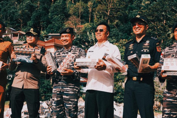 Bea Cukai Tanjungpinang – Lanal Tarempa Musnahkan Lebih dari 2,5 Juta Batang Rokok Ilegal