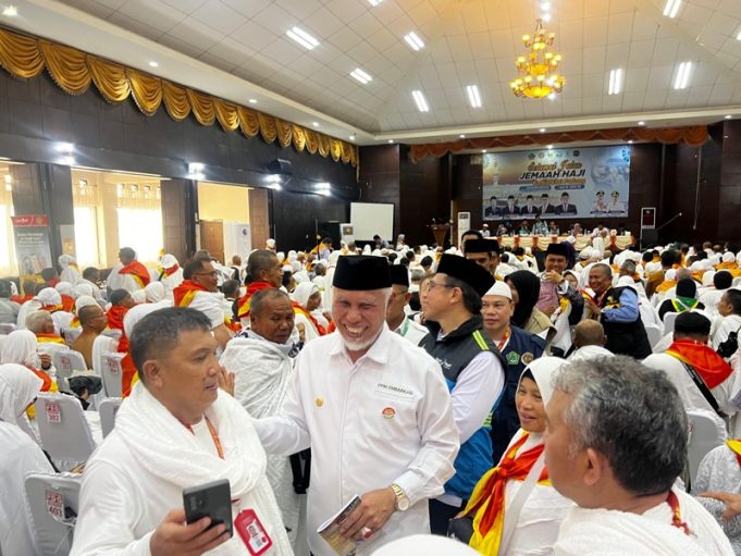 Gubernur Mahyeldi Lepas Keberangkatan 420 CJH pada Kloter 14 Embarkasi Padang