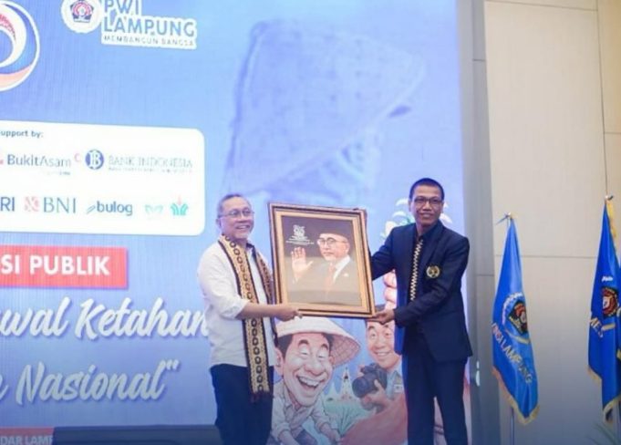 Menko Zulkifli Hasan Hadiri HUT PWI Lampung