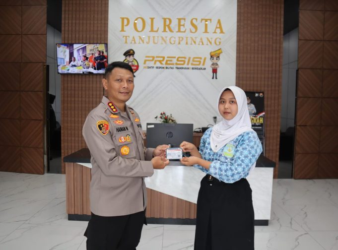 Kapolresta Berikan SIM C Gratis ke Pelajar SMAN 4 Tanjungpinang yang Aktif dalam Sosialisasi Tertib Lalu Lintas
