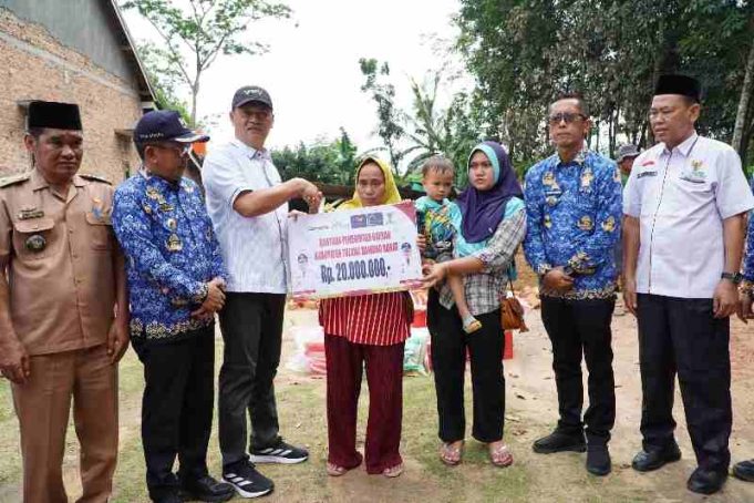 Bupati Novriwan Serahkan Bantuan untuk Korban Kebakaran