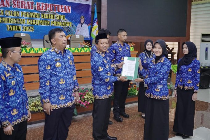 Bupati Riyanto Pamungkas Serahkan SK CPNS Formasi 2024