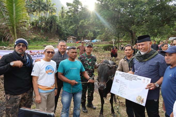Gubernur Sumbar Serahkan Bantuan Sapi Kurban pada Masyarakat Kabupaten Solok