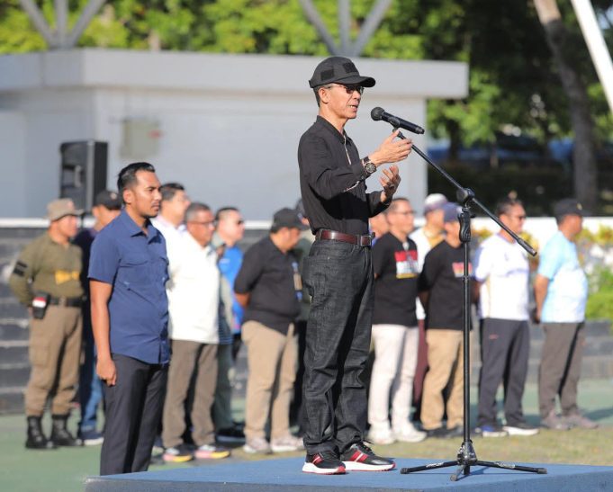 Amsakar Achmad – Li Claudia Orkestrasi Aksi Gotong Royong Kolosal, ASN Serentak Wujudkan Kota Bersih – Bermartabat