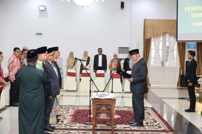 Gubernur Lantik Sejumlah Pejabat Pimpinan Tinggi Pratama di Lingkungan Pemprov Sumbar