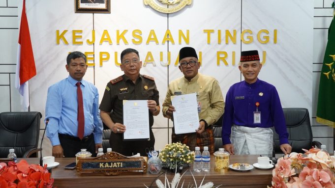 Apresiasi Kajati Kepri, Wali Kota Tanjungpinang Serahkan Piagam Penghargaan – 11 SKK Penanganan Masalah Hukum Strategis
