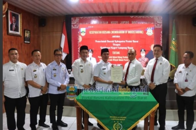 Bupati Pesibar dan Kejari Lambar Taken MOU
