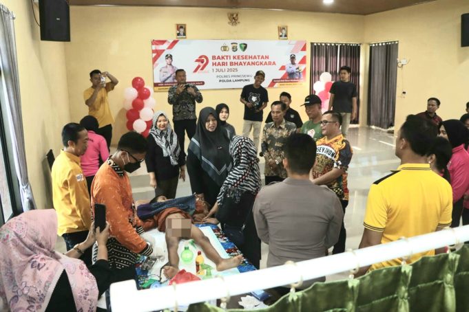 Wabup Umi Laila Tinjau Khitanan Massal Hari Bhayangkara Ke-79