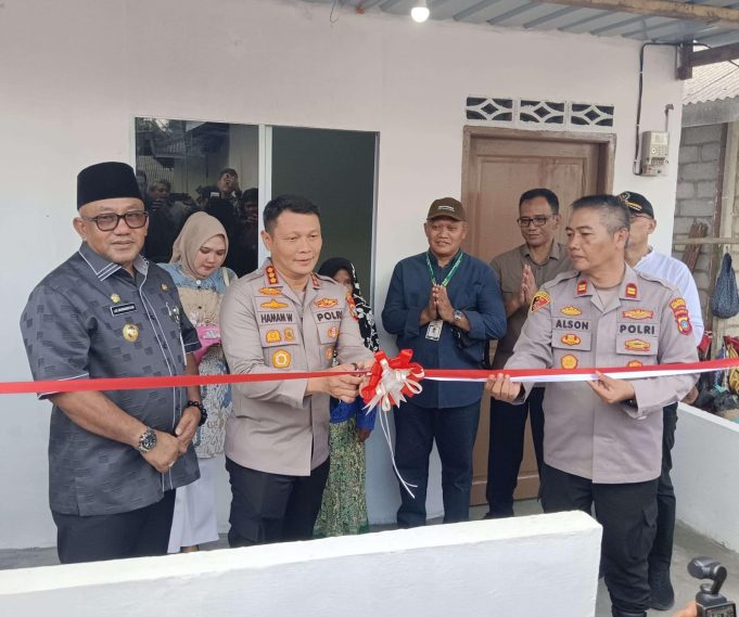 Jelang HUT Bhayangkara ke-79, Kapolresta – Wali Kota Tanjungpinang Serahkan Rumah Renovasi ke Warga Kampung Bugis