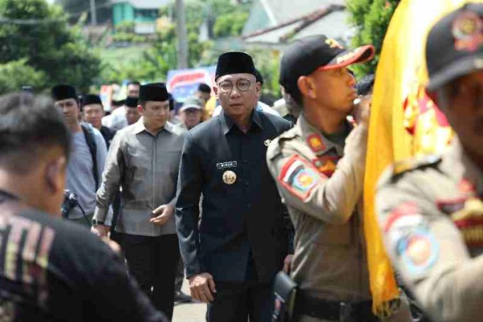 Tokoh Lampung Bachtiar Basri Dimakamkan, Gubernur Rahmat Mirzani Pimpin Penghormatan Terakhir