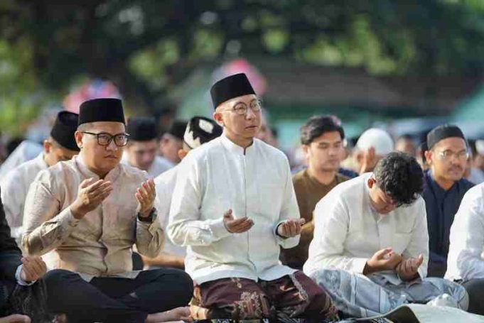 Gubernur Mirza Sholat Idul Adha Bersama Ribuan Masyarakat, Salurkan 65 Ekor Sapi dan 16 Sapi dari Presiden