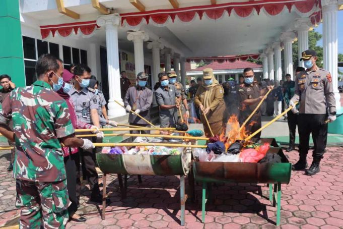 Kejari Pringsewu Musnahkan Barang Bukti Rampasan Negara